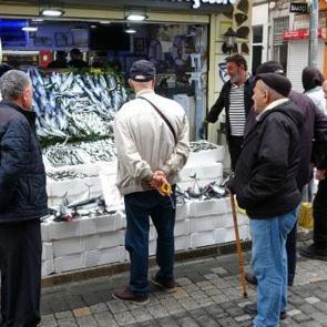 Fiyatı g&ouml;ren şok olup, sıraya girdi! 50 liraya kadar d&uuml;şt&uuml;! Vatandaşlar 20'şer tane alıyor