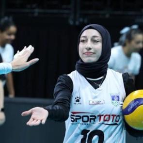 Baş&ouml;rt&uuml;s&uuml; yasağından voleybol sahalarına! T&uuml;rkiye'de bir ilk: Baş&ouml;rt&uuml;l&uuml; voleybolcu!
