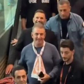 Galatasaray taraftarından Barcelona ma&ccedil;ıyla ilgili Okan Buruk'u g&uuml;l&uuml;msen s&ouml;z!