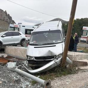 G&uuml;m&uuml;şhane'de panelvan ve otomobil &ccedil;arpıştı: Yaralılar var