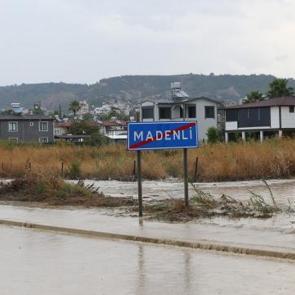 Hatay'da sağanak ve dolu etkili oldu! Ev ve iş yerlerini su bastı