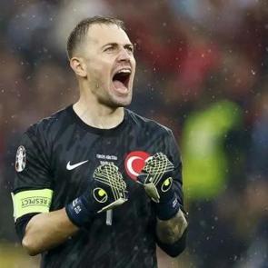 Hayatını kaybedenleri unutmamıştı! Mert G&uuml;nok'a şeref madalyası