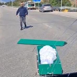 Isparta'da seyir halindeki cenaze nakil aracından yola tabut d&uuml;şt&uuml;