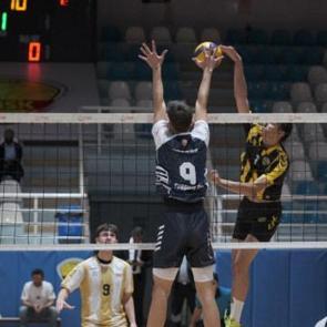 Voleybolda Konya r&uuml;zgarı! 3'te 3 yaparak zirveye yerleştiler