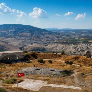Manzara i&ccedil;in 255 basamak &ccedil;ıkmak gerekiyor! Ravanda Kalesi ziyaret&ccedil;ileri ağırlıyor
