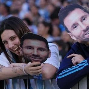 Messi'nin son ma&ccedil;ında İngilizleri &ccedil;ıldırtacak g&ouml;nderme! Cezaya aldırmadılar