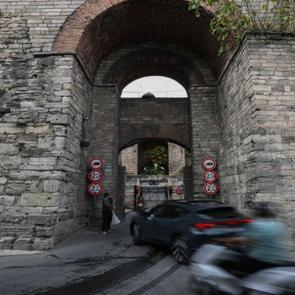 Osmanlı d&ouml;neminde surlara asıldı, neden orada olduğunu bilen az: Bozdoğan G&uuml;rz&uuml;