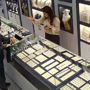 Oyuncak tabancayla kuyumcu soymaya kalktı, aldığı cevapla ka&ccedil;tı