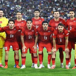 T&uuml;mer Metin'den Milli Takım i&ccedil;in 'kabuk değişimi' mesajı: 3-5 isimle vedalaşmak lazım