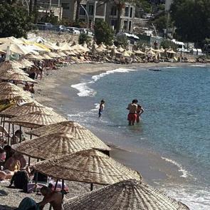 Turistler sonbaharı dinlemedi! Bodrum&rsquo;da serin suların keyfini &ccedil;ıkardılar