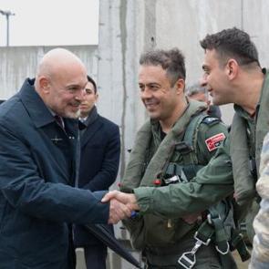 T&uuml;rk F-16 pilotları &uuml;lkede g&uuml;ndem oldu! Savunma bakanı &uuml;sse gidip bizzat teşekk&uuml;r etti