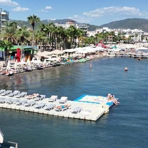 Yağmurdan ka&ccedil;an İngilizler Marmaris&rsquo;e akın etti: &lsquo;Yedinci kez geliyorum&rsquo;