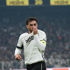 Beşiktaş'ın m&uuml;tevazı kaptanı! Orkun K&ouml;k&ccedil;&uuml;'n&uuml;n taktığı saat şaşırttı