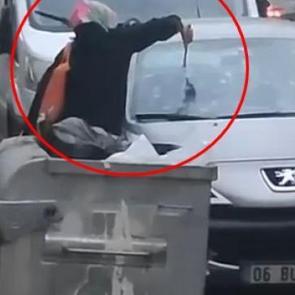Bursa'da bir kadın tartıştığı kocasının otomobiline &ccedil;eki&ccedil;le zarar verdi