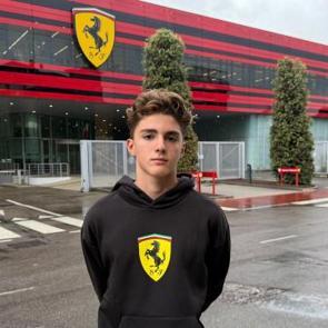 Ferrari&rsquo;ye 16 yaşında T&uuml;rk pilot: Alp Aksoy, 2027&rsquo;de Avrupa pistlerinde yarışacak
