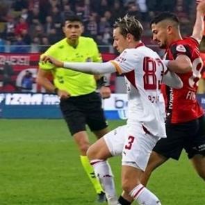 Galatasaray ma&ccedil;ında tartışılan pozisyon! Trio ekibi penaltı pozisyonunda ikiye b&ouml;l&uuml;nd&uuml;