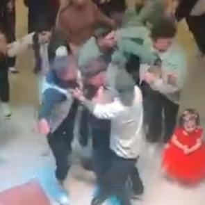 Halay pisti, ringe d&ouml;nd&uuml;: Tekme, yumruk ve sandalyeler havada u&ccedil;uştu
