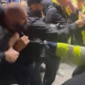 İngiliz polisinden Fenerbah&ccedil;elilere orantısız g&uuml;&ccedil;! 1 taraftarın burnu kırıldı