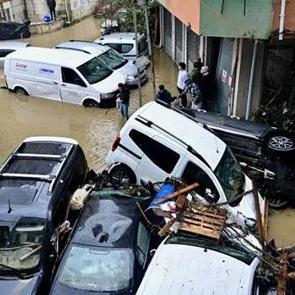İstanbul&rsquo;da felaketin boyutu g&uuml;n ağarınca ortaya &ccedil;ıktı! İşte il&ccedil;e il&ccedil;e felaketin boyutu