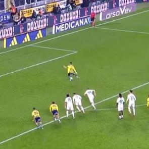 Kadık&ouml;y'de yıllarca unutulmayacak pozisyon! Penaltı, ofsayt, penaltı, gol iptali...
