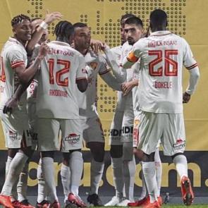 Kırmızı kart, penaltı, hat-trick! G&ouml;ztepe gol olup yağdı