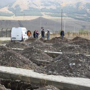 Mezar kazısı sırasında ortaya &ccedil;ıktı: Ekipler harekete ge&ccedil;ti 