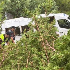 Minib&uuml;s bah&ccedil;eye yuvarlandı: 1'i ağır, 17 yaralı