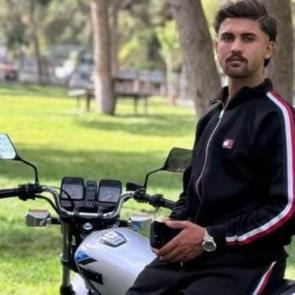 Otomobil ile &ccedil;arpışan motosiklet s&uuml;r&uuml;c&uuml;s&uuml; gen&ccedil; &ouml;ld&uuml;