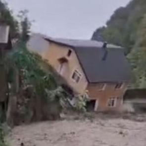 Sakarya'da sağanak nedeniyle dere kenarındaki iki katlı ev yıkıldı