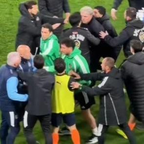 S&uuml;per Lig'de iki teknik adam birbirine girdi! Kırmızı kart &ccedil;ıktı
