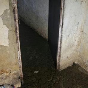 &Uuml;sk&uuml;dar'da r&ouml;gar patladı: Bodrum katını pis su bastı