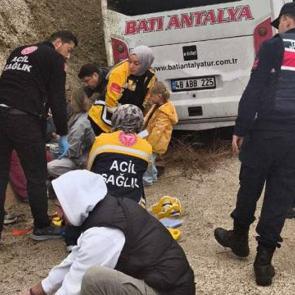 Yolcu midib&uuml;s&uuml; şarampole d&uuml;şt&uuml;: 9 yaralı