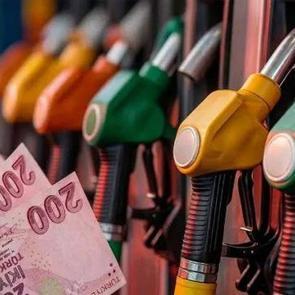 Ara&ccedil; sahiplerine m&uuml;jde: Benzine bir indirim daha geliyor!