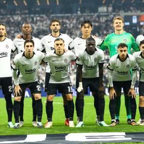 Beşiktaş'ta korkutan sakatlık! İlk yarıda oyundan &ccedil;ıktı