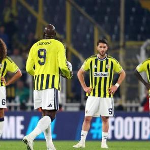 &Ccedil;ek basını Fenerbah&ccedil;e-Slavia Prag ma&ccedil;ını konuşuyor! 'Kung-fu tekmesi'