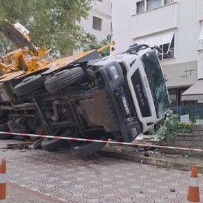 İstanbul'da vin&ccedil; 11 katlı binaya &ccedil;arptı!
