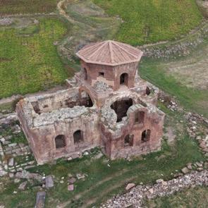 Kapadokya&rsquo;nın gizli hazinesi: Kızıl Kilise her yıl binlerce turisti ağırlıyor