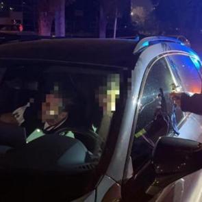 Kırmızı ışıkta bekleyen s&uuml;r&uuml;c&uuml; ve yolcu uyuyakaldı