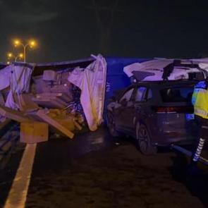 Kullandığı tırın altında kalan s&uuml;r&uuml;c&uuml; hayatını kaybetti, 2 yaralı
