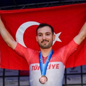 Şanghay'da gelen zafer! Konyalı milli bisiklet&ccedil;i d&uuml;nya sıralamasının zirvesinde