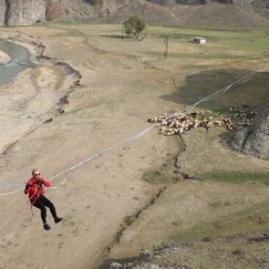 60 metre y&uuml;kseklikte adrenalin: Murat Kanyonu doğa tutkunlarını ağırladı