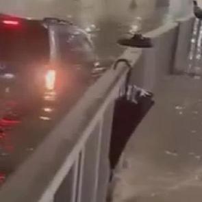 İstanbul'da yağmur etkisini artırdı! Alt ge&ccedil;idi su bastı, trafik durma noktasına geldi!