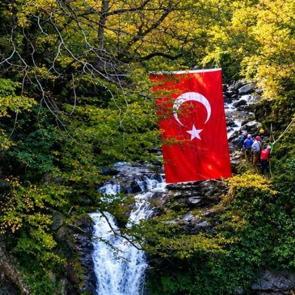 Nefes kesen 29 Ekim kutlaması! Cumhuriyet Bayramı coşkusu Akkaya Şelalesi&rsquo;ne taşındı