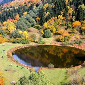 Rutav G&ouml;l&uuml; doğanın aynası oldu, Artvin&rsquo;de sonbahar renkleri g&ouml;renleri mest etti