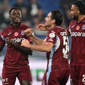 Trabzonspor'dan tarihi geri d&ouml;n&uuml;ş! 7 goll&uuml; Karadeniz derbisi nefes kesti