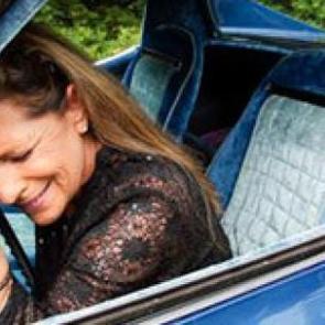 43 yıl &ouml;nce &ccedil;alınan arabasını g&ouml;r&uuml;nce ağladı