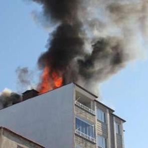 5 katlı bir apartman alev alev yandı