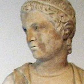 600 yıllık heykelin parmaklarını kopardı