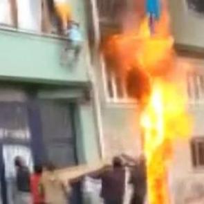 7 yaşındaki &ccedil;ocuk alevlerin arasından atladı!
