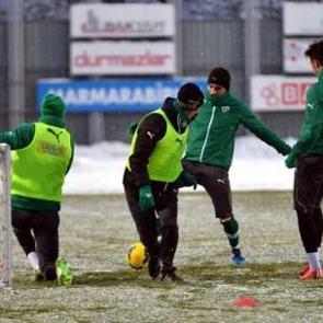 Bursaspor kar altında &ccedil;alıştı